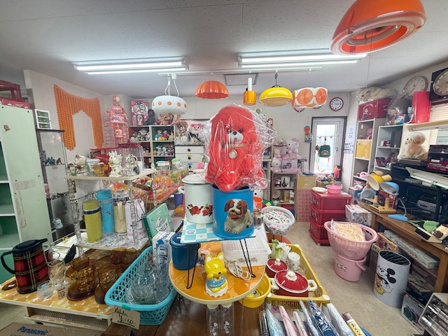 店内のレトロ雑貨